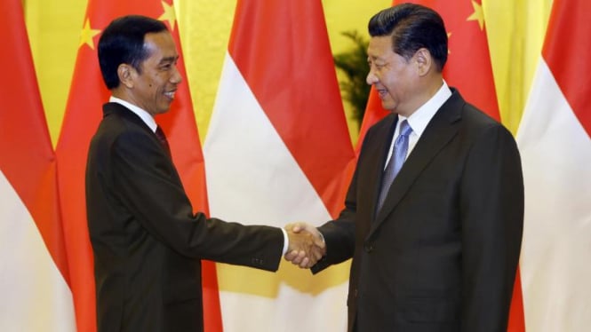 Presiden Jokowi (kiri) berjabat tangan dengan Presiden China Xi Jinping