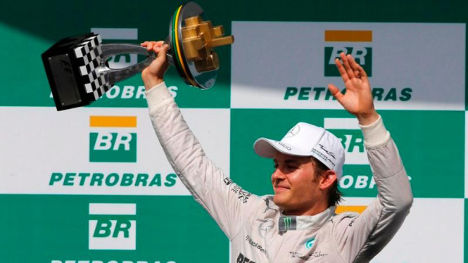 Pembalap Mercedes, Nico Rosberg usai memenangi GP Brasil