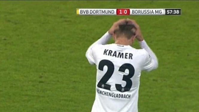 Reaksi Cristopher Kramer usai gol bunuh diri ke gawang Dortmund