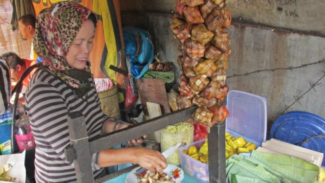 Bu Yayat sedang meracik Geco