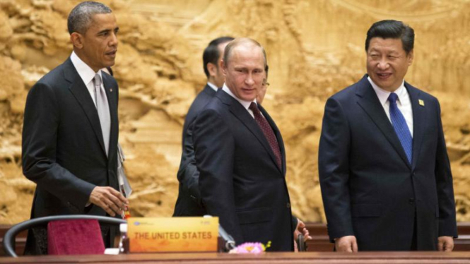 Barack Obama (kiri), Vladimir Putin (tengah) dan Xi Jinping