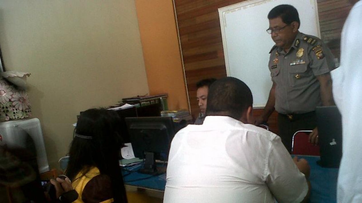 Ayah Paksa Anak Tiri Tonton Video Porno Lalu Dicabuli di Depan Ibunya