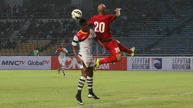 Pemain Timnas Indonesia, Sergio Van Dijk, berebut bola dengan pemain Timor Leste, Cacio De Sousa Costa.