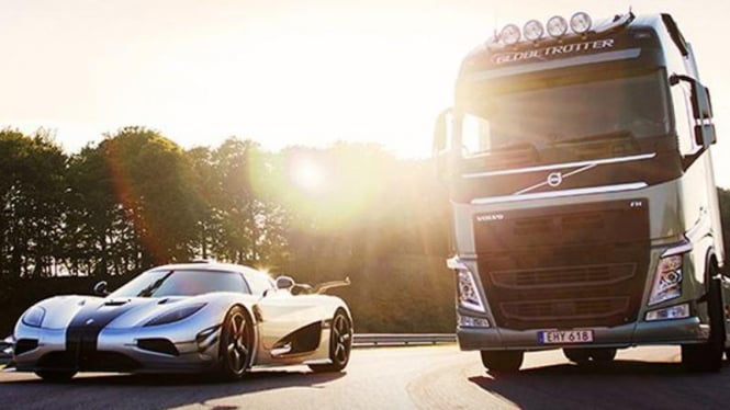 Koenigsegg One:1 VS Volvo FH Truck. Foto  ilustrasi