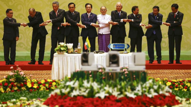 Para pemimpin negara ASEAN di sesi foto KTT ke-25 ASEAn di Myanmar