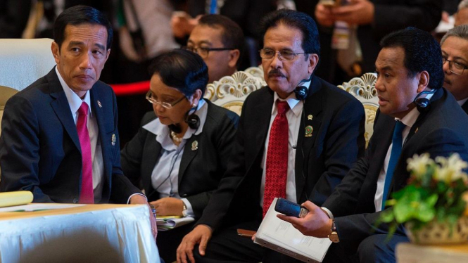Presiden Joko Widodo bersama para menteri di KTT ASEAN 2014.