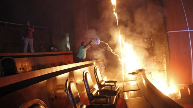Pria berusaha memadamkan api di gedung Kongres, di Chilpancingo, Meksiko.