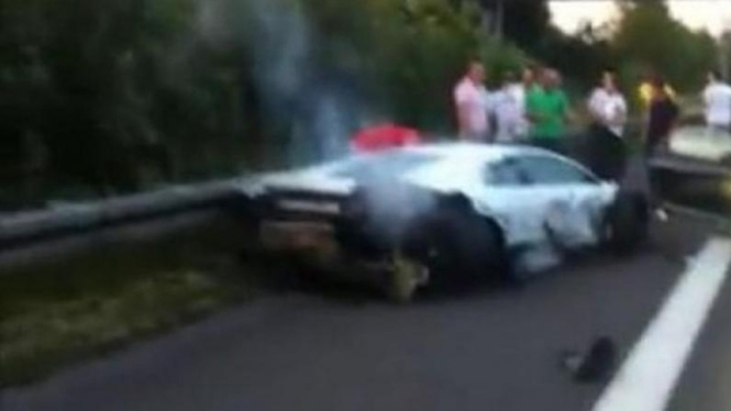 Lamborghini yang ringsek setelah pecah ban di Jerman.