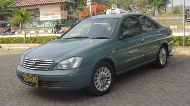 Nissan Sunny Neo GL yang digunakan sebagai taksi