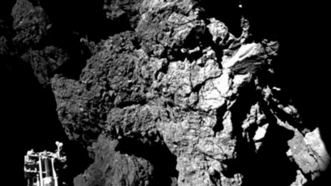 Robot Philae tampak mendarat di suatu komet.