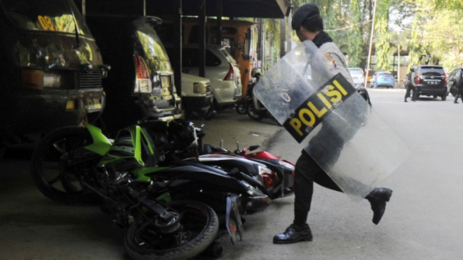 Bentrokan Antara Polisi dan Mahasiswa Tolak Rencana Kenaikan BBM di Makassar