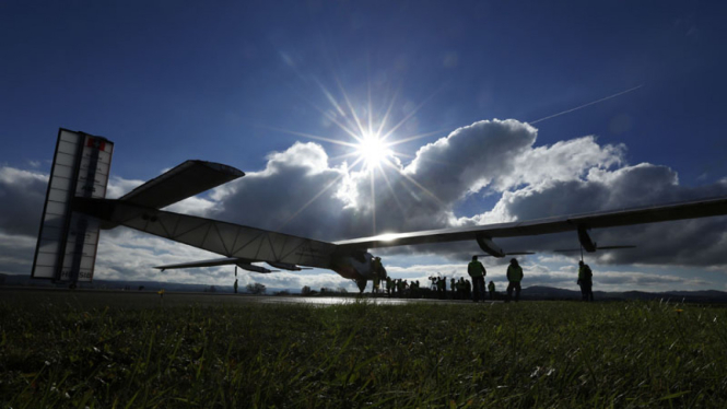 Uji Coba Pesawat Tenaga Surya Solar Impulse 2