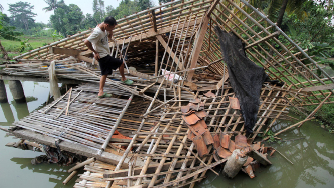 Rumah diterjang  puting beliung