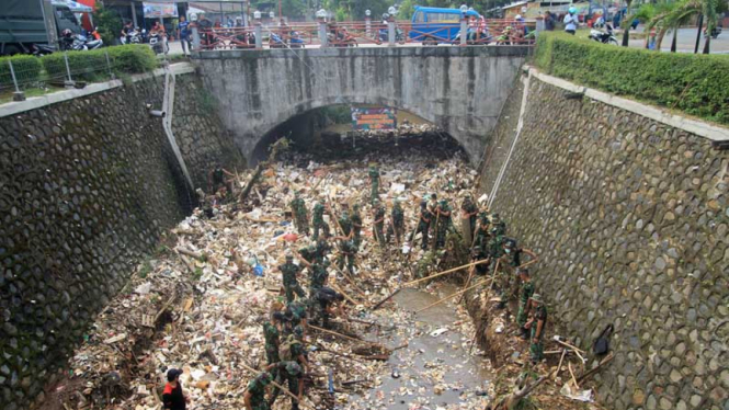 Antisipasi Banjir, Divif I Kostrad Bersihkan Sampah Kali Baru