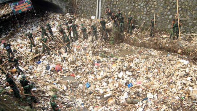 Antisipasi Banjir, Divif I Kostrad Bersihkan Sampah Kali Baru