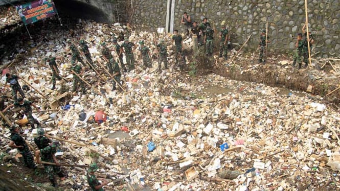 Antisipasi Banjir, Divif I Kostrad Bersihkan Sampah Kali Baru