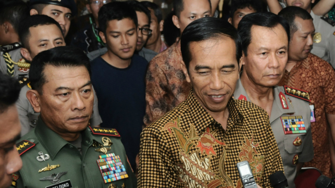 Panglima TNI Jenderal TNI Moeldoko mendampingi Presiden Joko Widodo