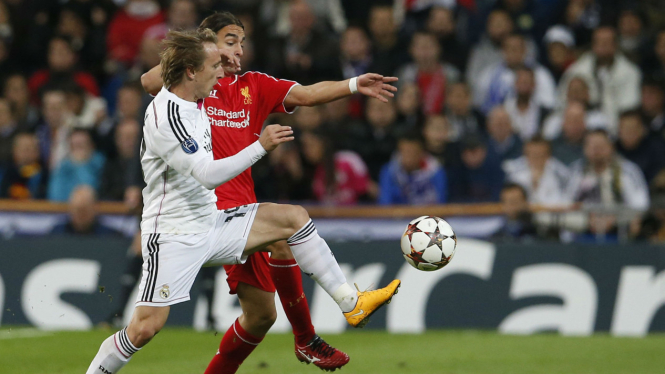 Pemain Real Madrid Luka Modric dan pemain Liverpool Lazar Markovic