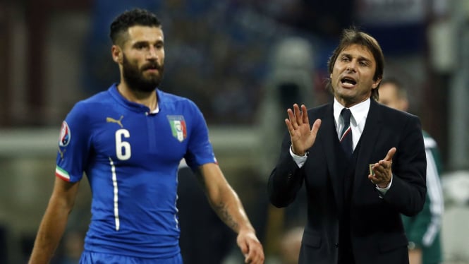 Pelatih timnas Italia, Antonio Conte, dan Antonio Candreva