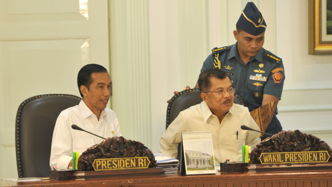  Presiden Joko Widodo didampingi Wapres Jusuf Kalla memimpin sidang kabinet paripurna