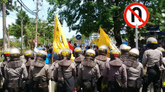 Ratusan mahasiswa memblokir jalan di kawasan Jagir Wonokromo, Surabaya.