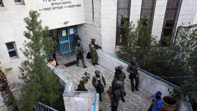 Pasukan Israel mencari tersangka penyerangan sinagoga di Yerusalem beberapa waktu lalu.