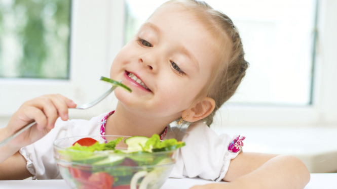 Anak makan sayur.