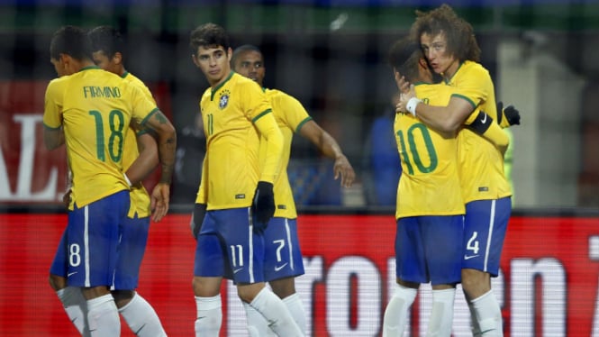 Para pemain Brasil merayakan gol David Luiz