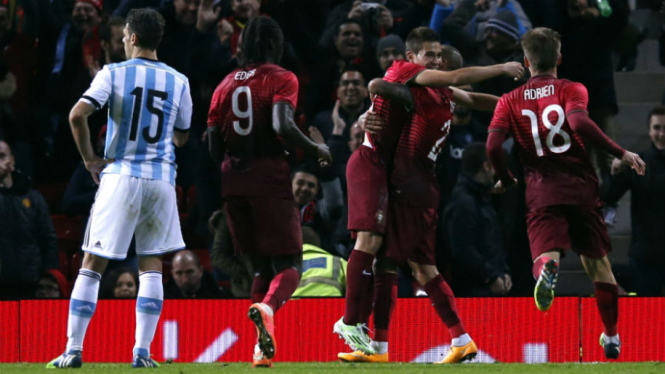 Para pemain Portugal melakukan selebrasi usai mencetak gol ke gawang Argentina