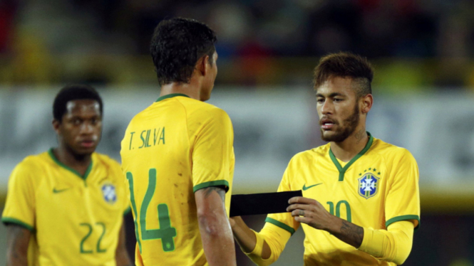 Pemain Brasil Neymar dan Thiago Silva