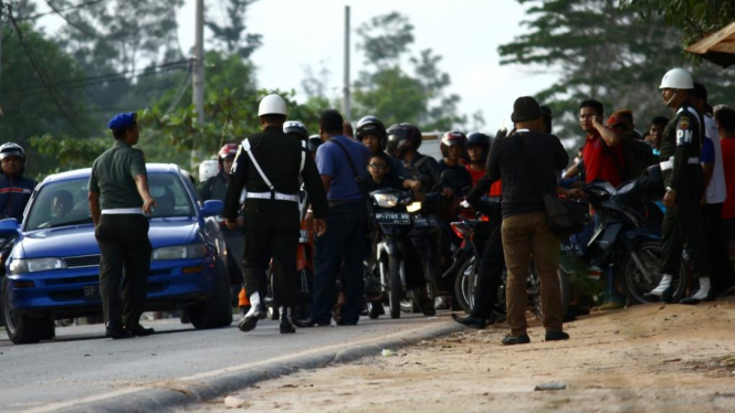 Polisi militer berjaga di luar Markas Brimob di Kepulauan Riau