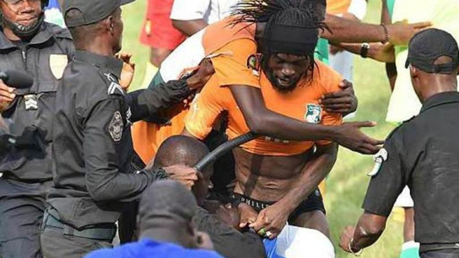 Pemain Pantai Gading, Gervinho, diserbu fans sendiri