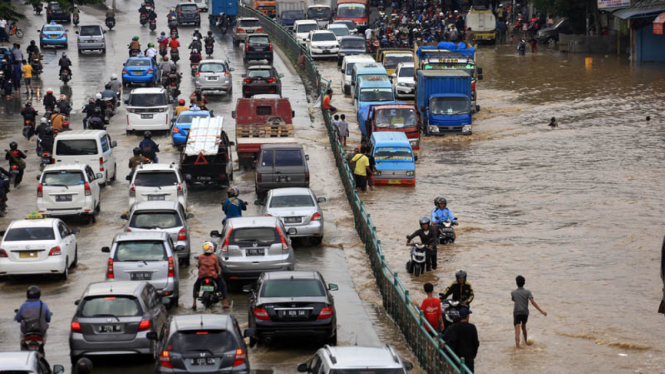 Banjir Menggenangi Akses Kampung Melayu - Tebet