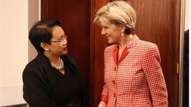 Menlu RI Retno Marsudi dengan Menlu Australia Julie Bishop