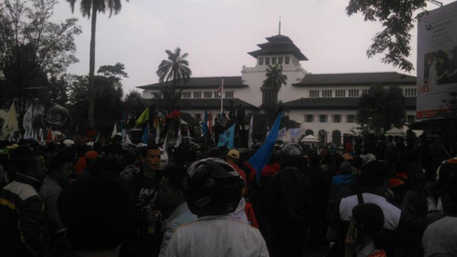 Buruh Demo Tuntut UMK Naik, Ancam Menginap di Gedung Sate
