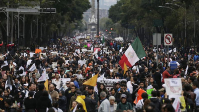 Ribuan orang turun ke jalan untuk memprotes Presiden Meksiko Enrique Pena Nieto