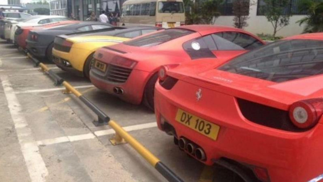 Belasan supercar yang diamankan polisi Hong Kong.