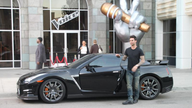 Adam Levine uji nyali di dalam Nissan GT-R