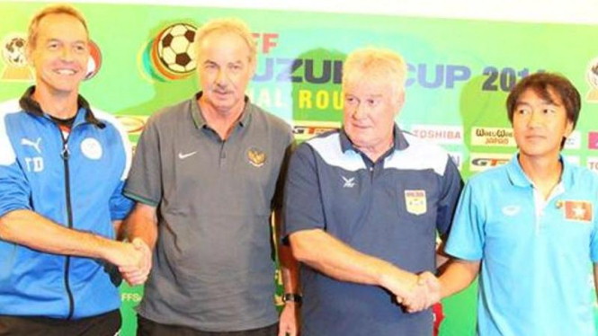 Alfred Riedl (kedua dari kiri) bersama pelatih Grup A Piala AFF 2014