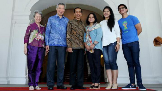 PM Singapura, Lee Hsien Loong, dan Presiden Joko Widodo bersama keluarga beberapa waktu silam. PM Lee akan berkunjung ke Jawa Tengah pekan ini. 