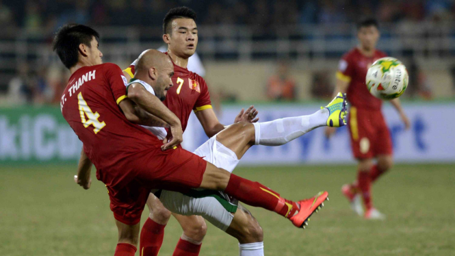 Sergio Van Dijk berebut bola dengan pesepak bola Vietnam Dinh Tien Thanh dan Ngo Hoang Thinh pada pertandingan penyisihan Piala AFF 2014 Grup A, Sabtu (22/11/2014)