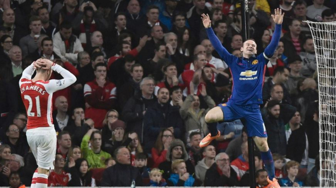 Wayne Rooney merayakan gol bunuh diri pemain Arsenal.