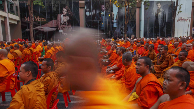 Ribuan Biksu Buddha Hadiri Upacara Menghimpun Sumbangan Masal