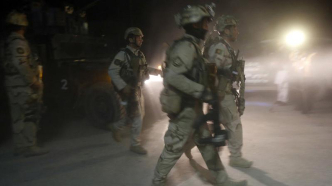 Tentara Afghanistan di lokasi serangan Taliban.