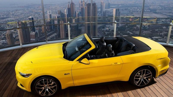 Mustang Convertible 2015 di Burj Khalifa, Dubai.