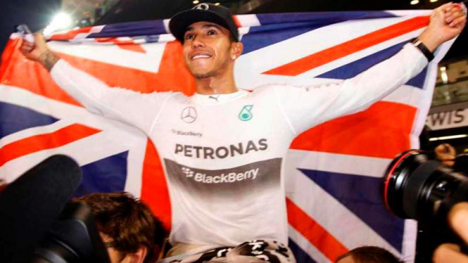 Pembalap Mercedes, Lewis Hamilton usai menjadi juara F1 2014