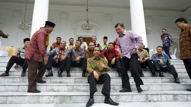 Presiden Joko Widodo didampingi Wapres Jusuf Kalla berfoto bersama para gubernur di Istana Bogor, Jabar