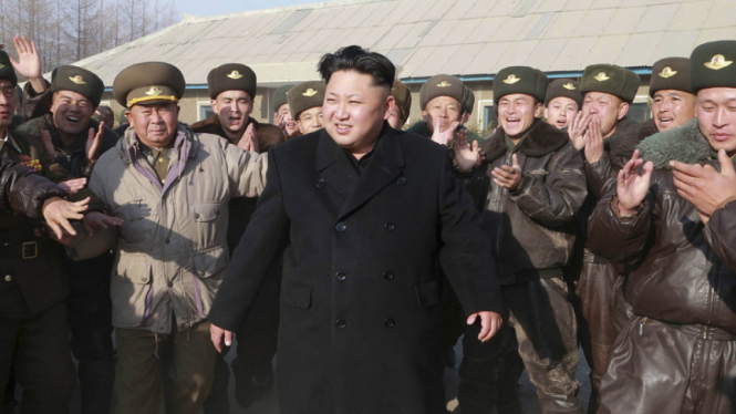 Kim Jong Un diantara tentara militer Korea Utara. Tindakan uji coba senjata yang dilakukannya mulai membuat China gusar.
