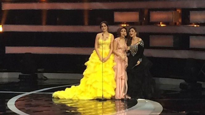 Gaun kuning Jessica Iskandar (kiri) di acara Silet Awards 2014