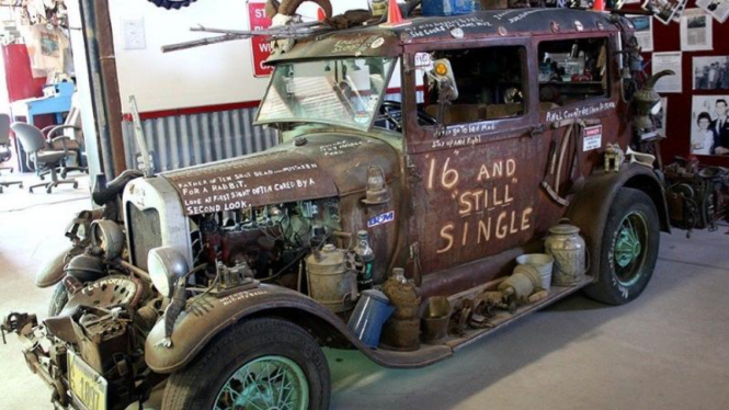 Mobil yang terbuat dari kulkas tua karya Ernie Adams.